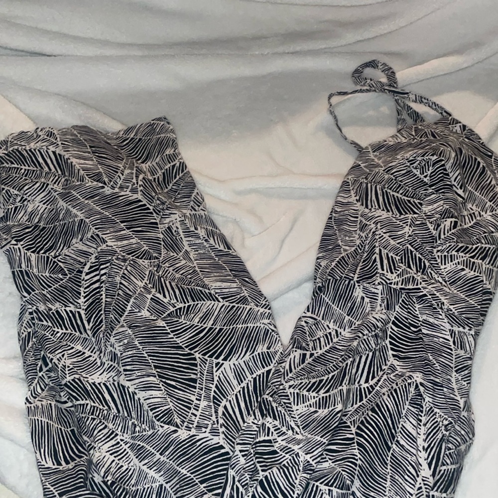 Black and white, old navy, jumper.